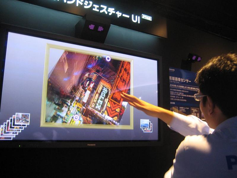 Illustration for article titled Panasonic Lifewall Is the All-Knowing Gesture-Controlled TV of the Future